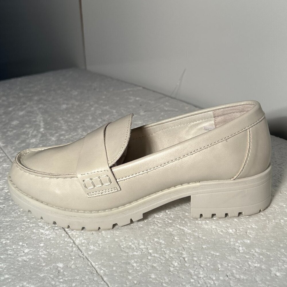 Old Navy NWOT SZ 7.5 Off White Vegan Leather Loafer Minimalist Academia Modern